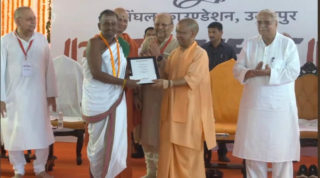 Yogi Adityanath Honors Shri Chandramouli Srowthi for Promoting Dharmic Values Through Vedic Education