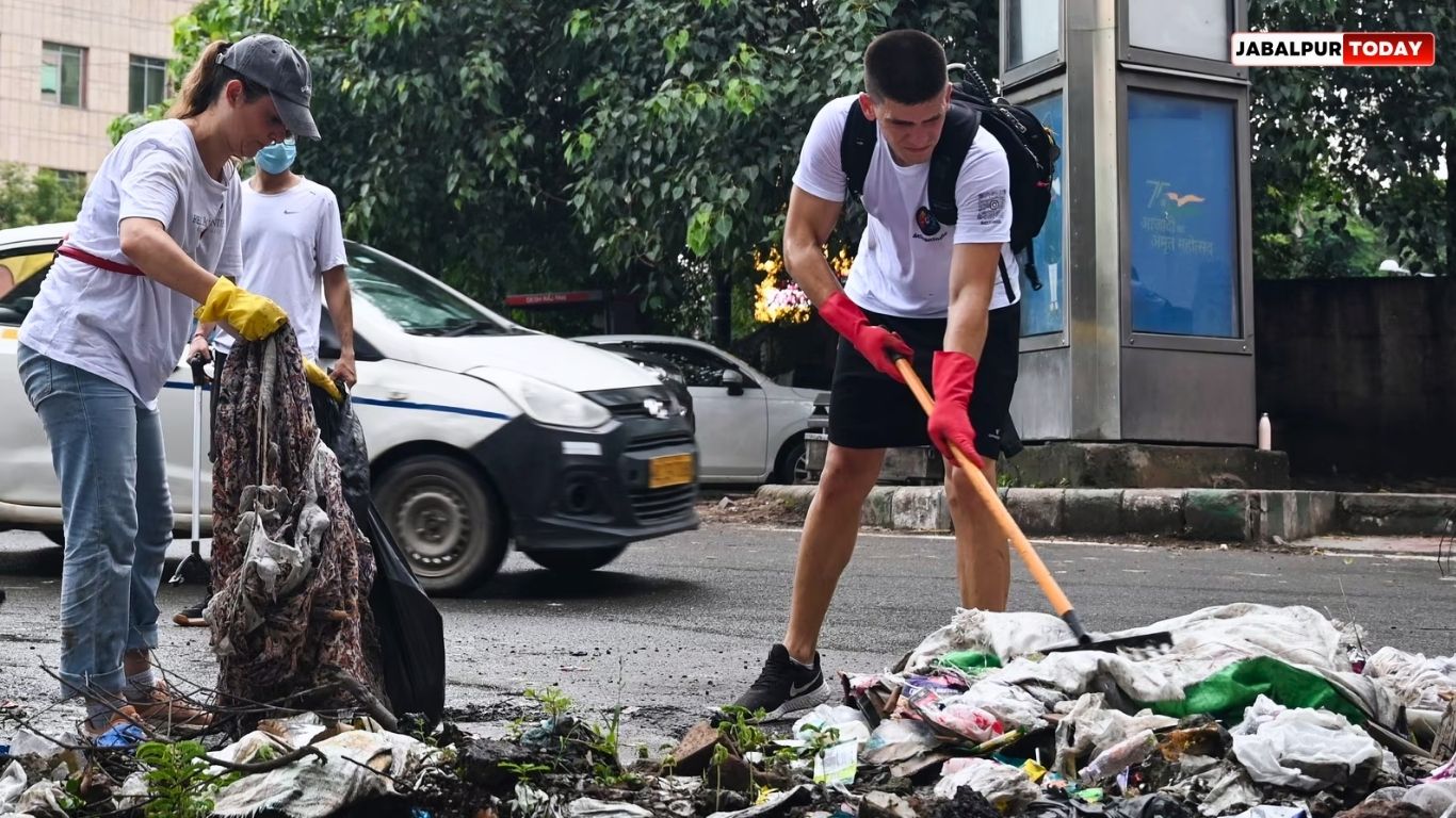 Foreigner in India Launches ‘2-Meter Cleanliness’ Campaign for Streets