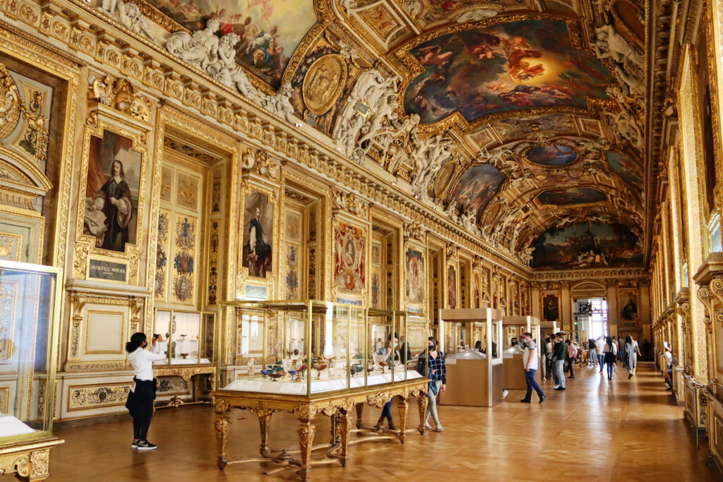“Crown Jewels Gone Missing: The Louvre Faces Its Boldest Robbery in History”