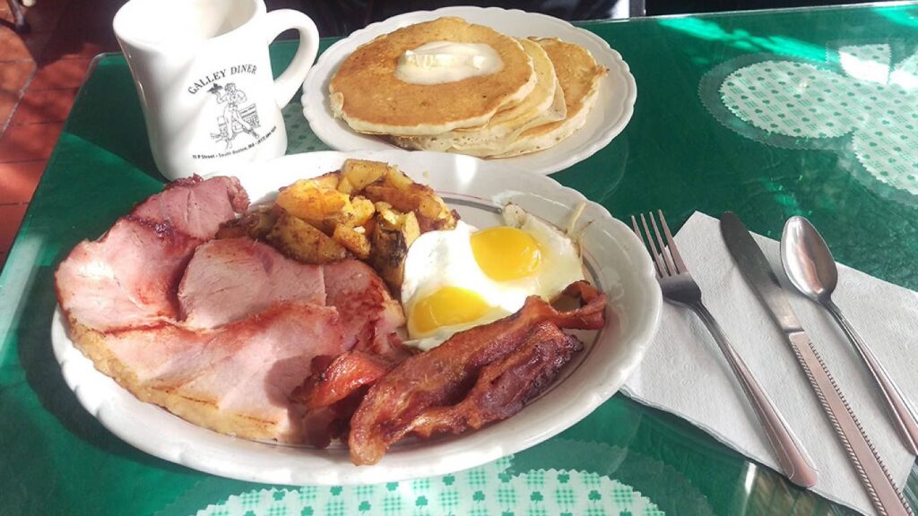 Golden Treat: 3 Billionaires Paid the Bill, Turning the Restaurant Diners’ Day into a ‘Golden Day’!