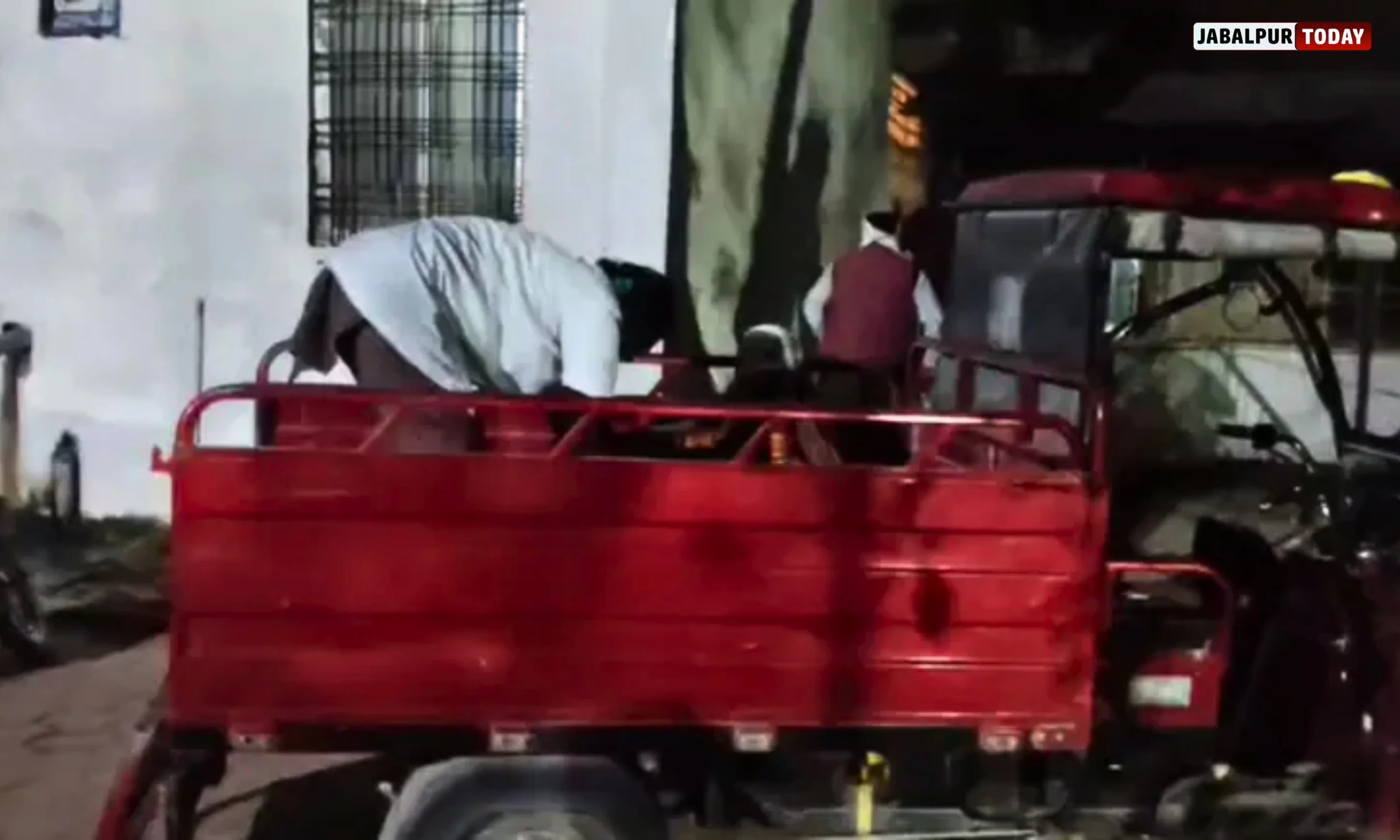 Shocking Negligence in Gwalior: Pregnant Woman Forced to Deliver Baby on E-Rickshaw Inside Hospital Premises Due to Ambulance and Staff Delays