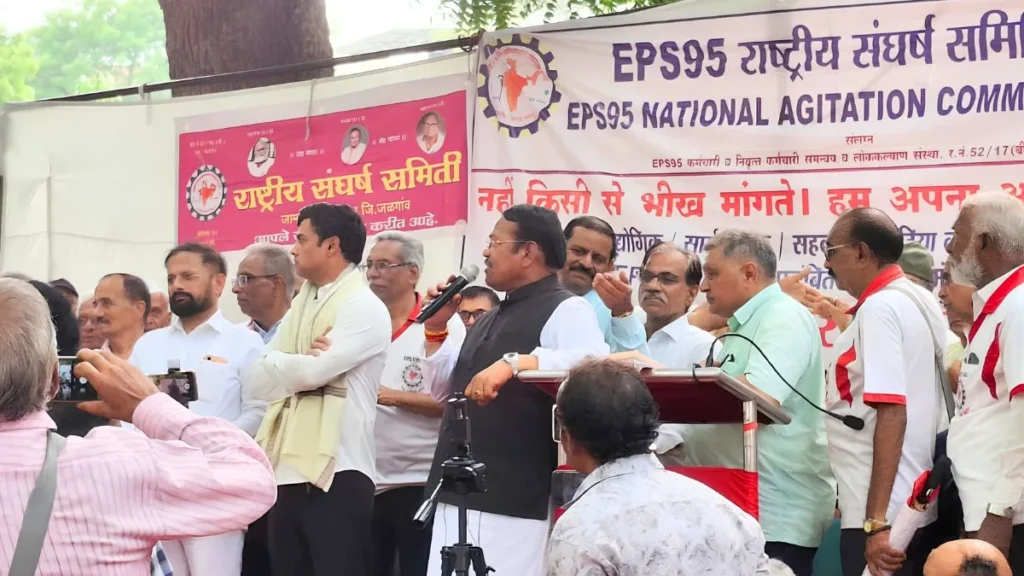 EPS-95 Pensioners Warn: Raise Pension or Face EPFO Office Lockdown