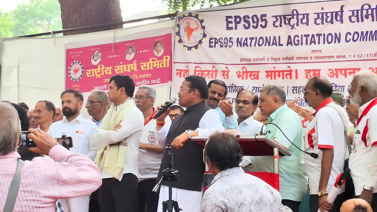 EPS-95 Pensioners Warn: Raise Pension or Face EPFO Office Lockdown