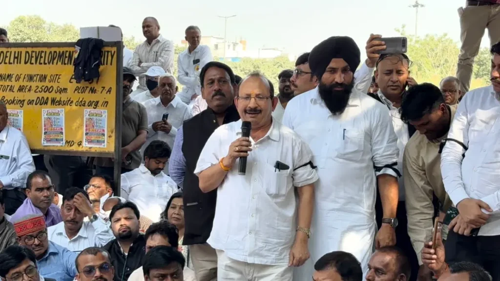 LPG Distributors Protest in Delhi, Warn of Nationwide Strike